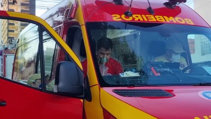 Bombeiro militar é atendido pelo Siate após inalar fumaça durante combate a incêndio em Cascavel