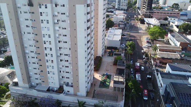 Imagens aéreas mostram apartamento destruído após incêndio em edifício no Country