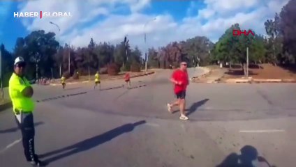 Adres Adana: Halk koşusu nedeniyle yolu kesilen sürücüler, koşucuları tartakladı