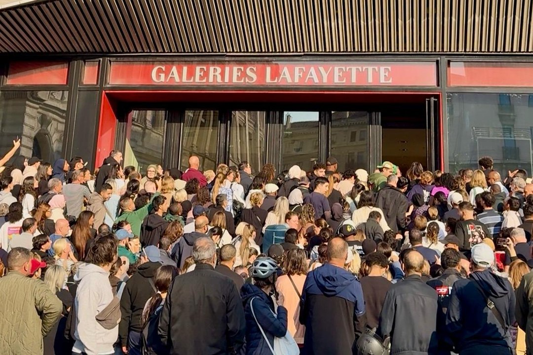 L'opération déstockage des Galeries Lafayette à Marseille mobilise les foules