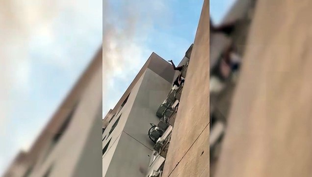 Imagens impressionantes mostram vizinhos auxiliando em resgate de moradores durante incêndio em Cascavel