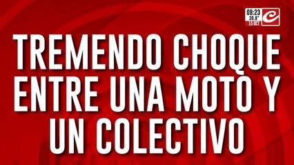Tremendo choque entre moto y colectivo deja varias personas heridas