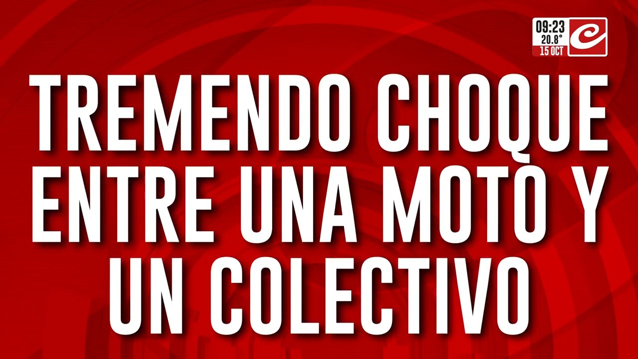 Tremendo choque entre moto y colectivo deja varias personas heridas