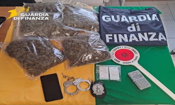 Marijuana in azienda agricola al confine: un arrestato e mezzo svizzero sequestrato (15.10.25)