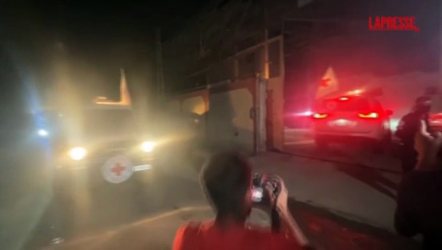 Gaza, la Croce Rossa trasporta i corpi di quattro ostaggi consegnati da Hamas