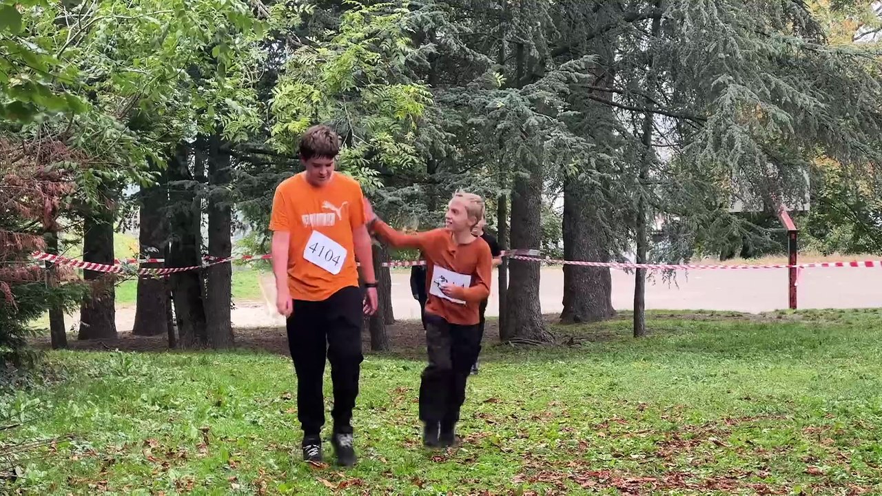 REPORTAGE : À Rive-de-Gier, un champion du monde motive les collégiens pour un cross