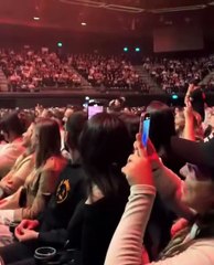 Konserde ilginç anlar: Önündeki seyirciyi Yalın'a şikayet edince...