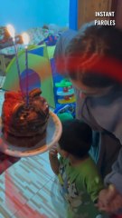 Ce petit frère réveille son grand frère pour lui faire une surprise d’anniversaire
