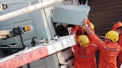 Acidente de Caminhão em Olinda: Motorista da Neo Energia Colide com Residência e Causa Grandes Estragos