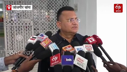 अच्छे प्रैक्टिकल नंबर चाहिए़ तो क्लास में सफाई-पोताई करनी होगी, जांजगीर में प्राचार्य ने छात्रों से कराया काम