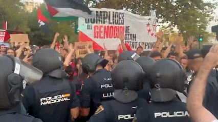 Primeras cargas policiales en el Roig Arena