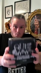 Le quiz 666 !Il est là ! Notre premier jeu ! Une boîte qui brille dans le noir, 6 thèmes, 3 questions par carte, des malédictions et un but : prouver que vous êtes La Bête de l'Apocalypse ! Alors, envie de défier vos amis... Ou vos ennemis ?