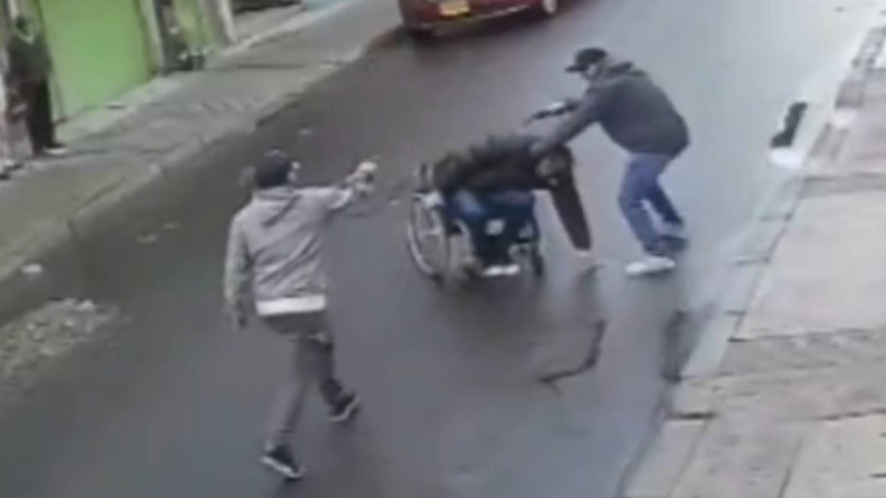 VIDEO | Indignación total: hombre en silla de ruedas fue víctima de violento crimen en Bogotá