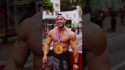 Ramon Dino é recebido com festa em São Paulo após título no Mr. Olympia