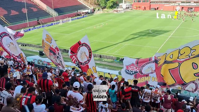 Torcida do Vitória faz festa em treino aberto antes do Ba-Vi
