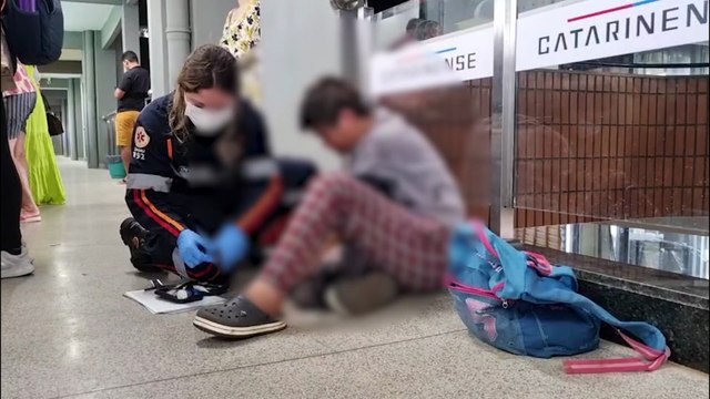 Mulher é socorrida pelo Samu após sofrer desmaio na Rodoviária de Cascavel