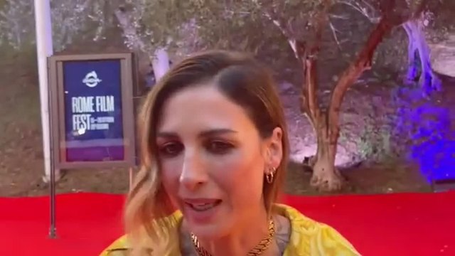 Festa del cinema, Ema Stokholma apre il red carpet (sotto la pioggia) del film «La vita va così»