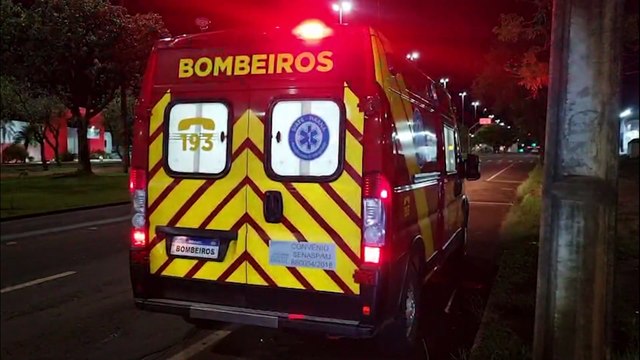 Casal fica ferido ao sofrer queda de moto em frete à Upa, na Avenida Tancredo Neves