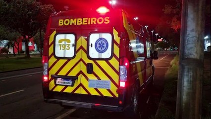 Casal fica ferido ao sofrer queda de moto em frete à Upa, na Avenida Tancredo Neves