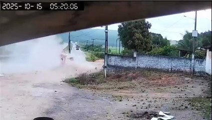 Vídeo: Idoso fica gravemente ferido após ser atropelado por carreta na BR-101