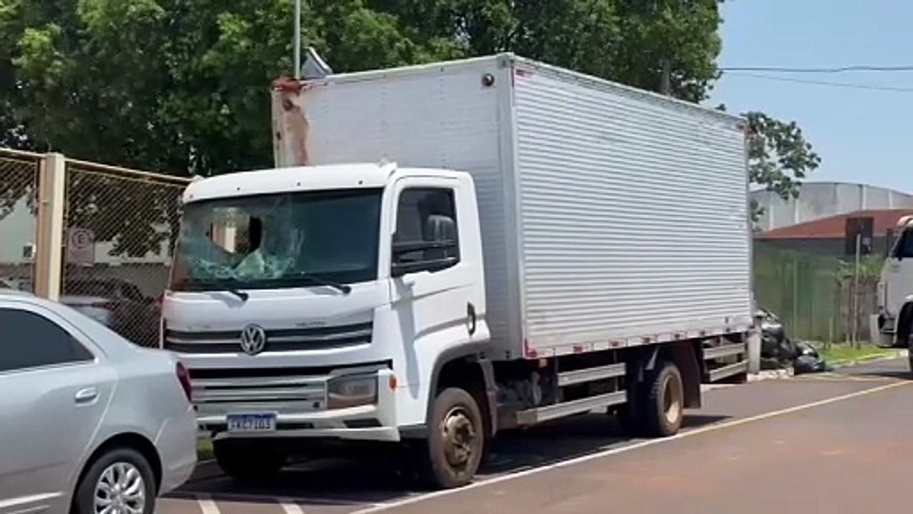 Caminhão carregado com cigarros é encontrado tombado em Umuarama