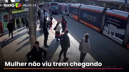 Mulher é salva e escapa por um triz de ser atropelada por trem na Turquia