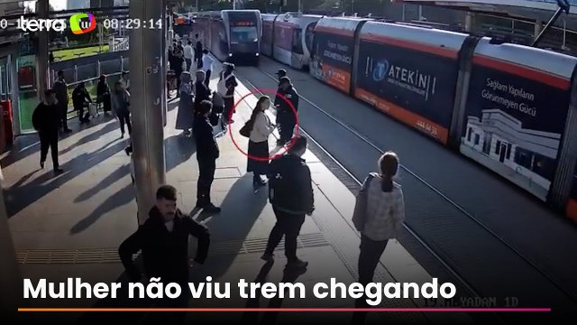 Mulher é salva e escapa por um triz de ser atropelada por trem na Turquia