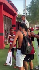 VÍDEO: Torcida do Vitória invade o campo e faz roda de oração antes do Ba-Vi