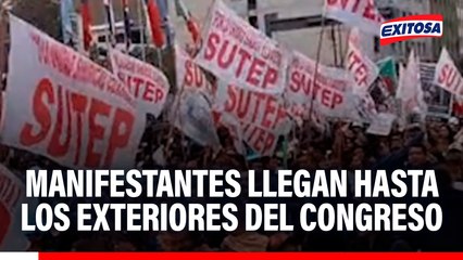 Ciudadanos llegan hasta los exteriores del Congreso para expresar su rechazo al gobierno