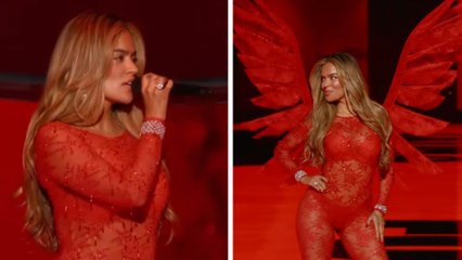 Karol G se convierte en un ángel en el Victoria’s Secret Show; así la presentación de la colombiana