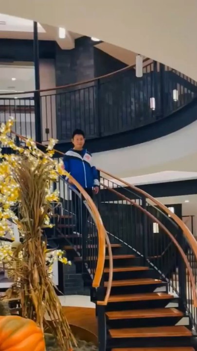 Nelson Wang exudes an overwhelming sense of happiness. He lives in a one-bedroom apartment called The Octagon in the luxurious Roosevelt Island complex, and is a representative image of the Chinese-American residents in Manhattan.