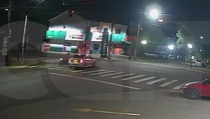 Câmera mostra como aconteceu acidente entre carro e moto no Bairro Floresta