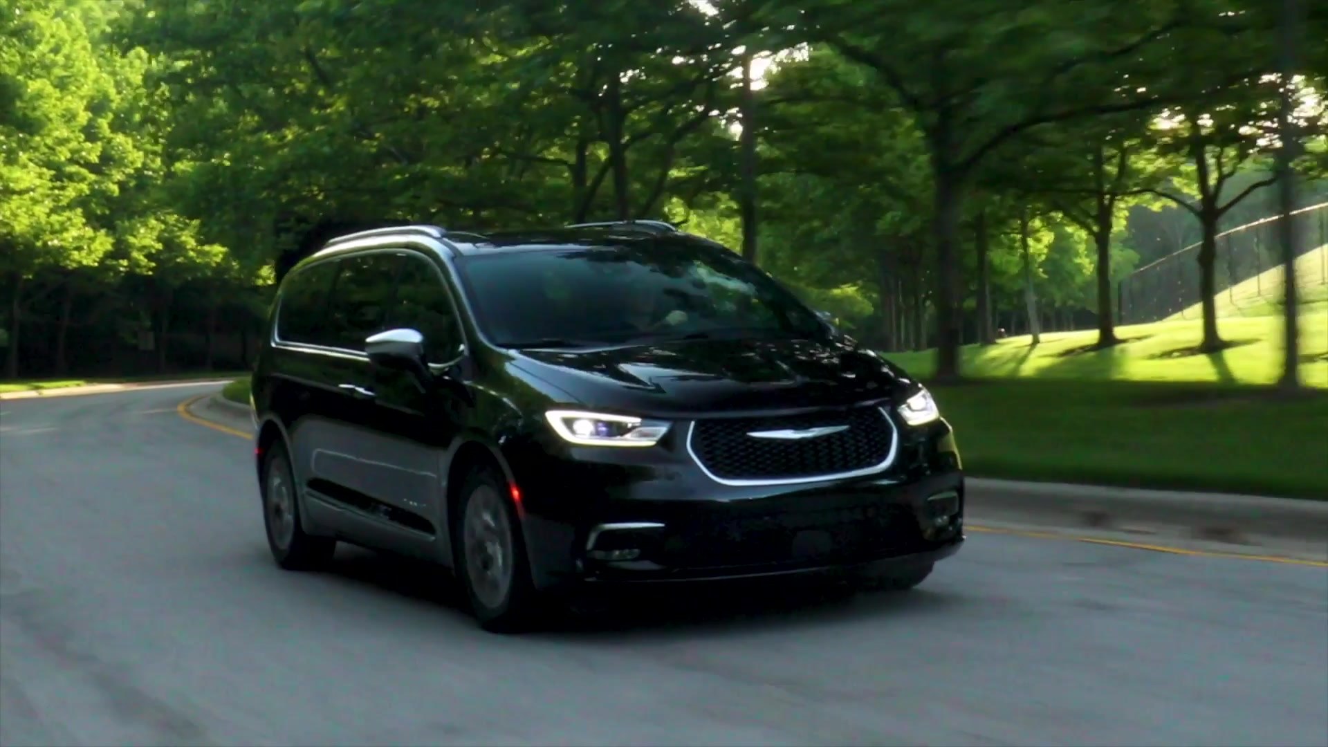 ⁣2026 Chrysler Pacifica Plug-in Hybrid Driving Video