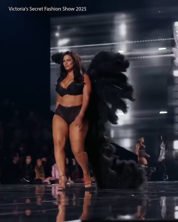 #Repost @entertainmenttonight  —— We live for a Ashley Graham x Victoria's Secret moment!⁠ ⁠ (🎥/📸: Getty Images, Victoria's Secret Fashion Show 2025)