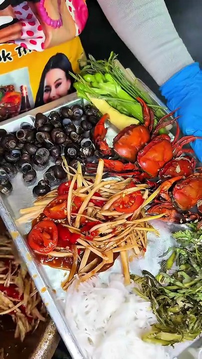 🔥 The ultimate Thai flavor explosion is here! 🥵 Juicy chicken, rich herbs, and that signature spicy kick that makes every bite unforgettable! 🍗🌶️ Once you try it, you’ll know why everyone’s talking about ไก่ยกครก — bold, aromatic, and 100% satisfying