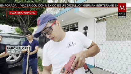 En Veracruz, una persona fabrica escurridores para las labores de limpieza