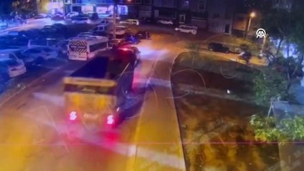 Freni boşalan kamyonun eve çarpma anı güvenlik kamerasında