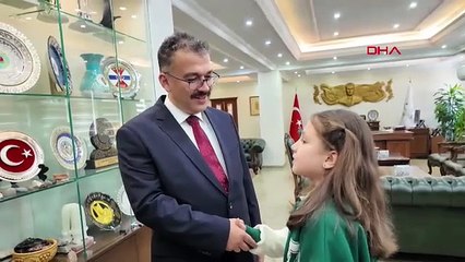 İstiklal Marşı okunurken yağmur altında saygı duruşuna geçen öğrenci ödüllendirildi