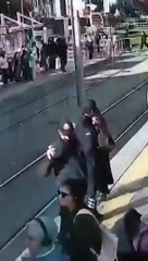 Mulher quase atropelada por comboio