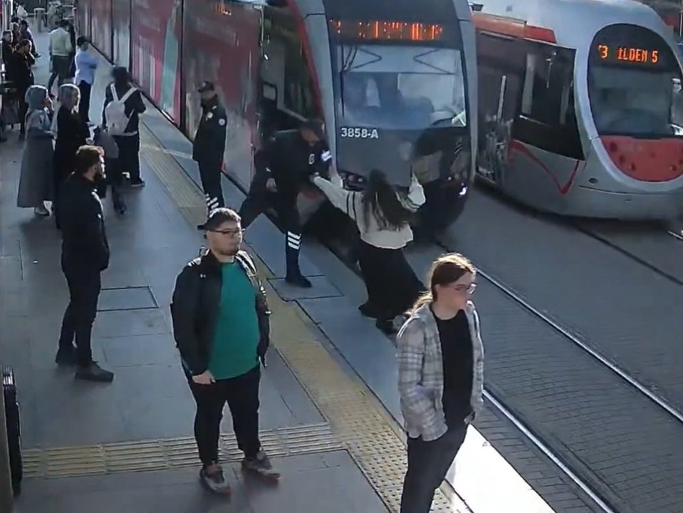 In letzter Sekunde: Sicherheitsmann rettet Frau vor der Straßenbahn