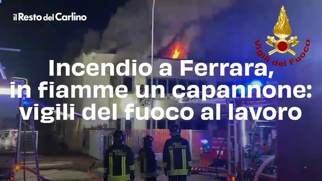 Incendio a Ferrara, in fiamme un capannone: vigili del fuoco al lavoro