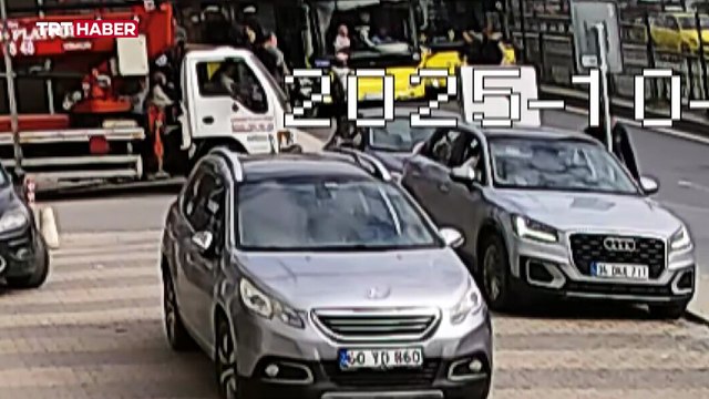 İstanbul'da İETT otobüsü durağa girdi: Kaza anı kamerada