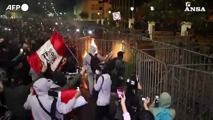 Peru', migliaia in piazza contro il governo: scontri a Lima