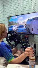 Uống 3 ly, vào VR đua xe… tưởng mình là đạo diễn Fast & Furious bản Việt 🎬😵 Tay cầm rung, tim đập như EDM, đầu xoay như drift Tokyo. Xe thì không có, nhưng tâm hồn đang bay! 🚗💨 Cảnh báo: Không dành cho người yếu tim, yếu gan hoặc yếu lý trí 🤣