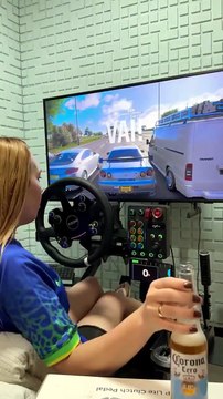 Uống 3 ly, vào VR đua xe… tưởng mình là đạo diễn Fast & Furious bản Việt 🎬😵 Tay cầm rung, tim đập như EDM, đầu xoay như drift Tokyo. Xe thì không có, nhưng tâm hồn đang bay! 🚗💨 Cảnh báo: Không dành cho người yếu tim, yếu gan hoặc yếu lý trí 🤣