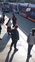 หญิงตุรกีหวิดโดนรถรางทับ คาดเหตุใส่หูฟังตอนเดิน  | PPTV Online