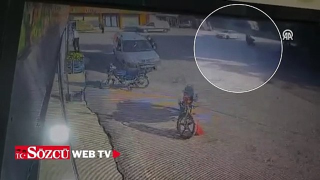 Hatay'da otomobille çarpışan motosikletin sürücüsü yayaların üzerine savruldu