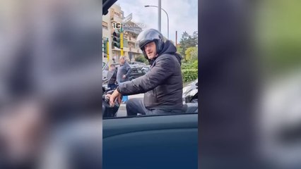 Roma, Totti in scooter al semaforo riconosciuto da un tifoso: «Francesco che me dici?», «Tutto bene...»