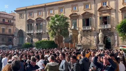 Folla e lacrime ai funerali di Paolo Taormina