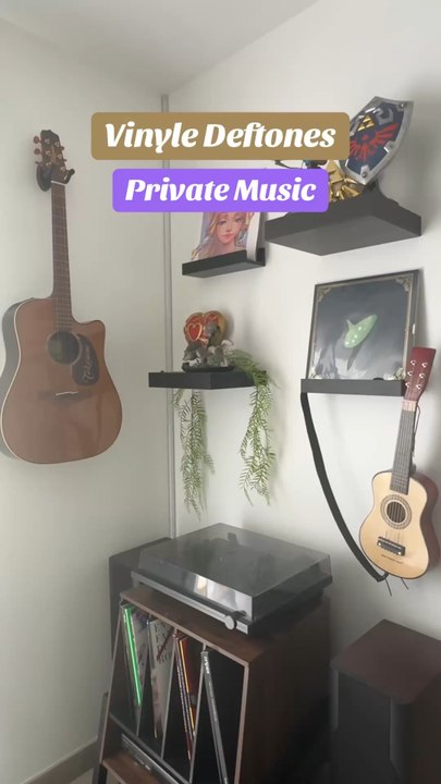 🎶 Vinyle Private Music des Deftones : riffs puissants, voix unique de Chino Moreno. Plusieurs versions existent, mais ce coloris est une exclusivité de leur site officiel 👌.